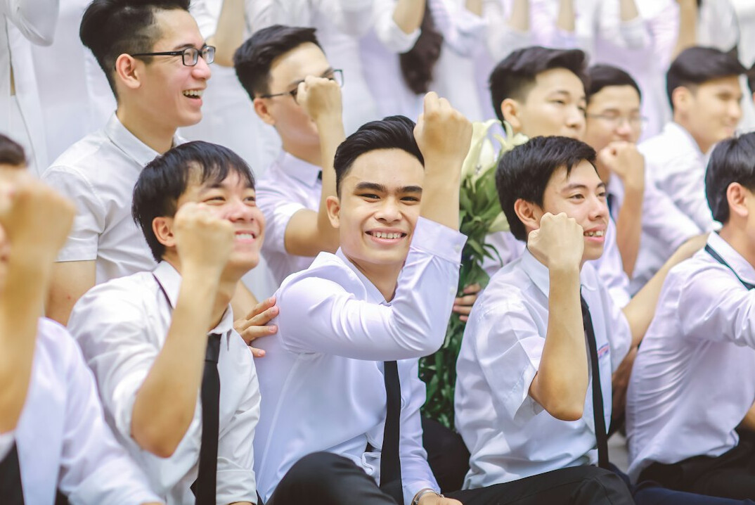 japanese graduates celebrating