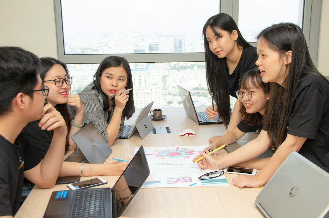 japanese students coding together